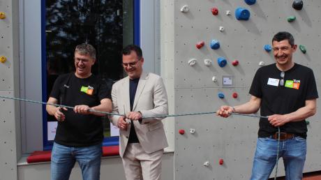 Symbolische Eröffnung (von links): Dieter Wörle, Oberbürgermeister Jürgen Sorré und Michael Schleier schneiden das Seil durch.