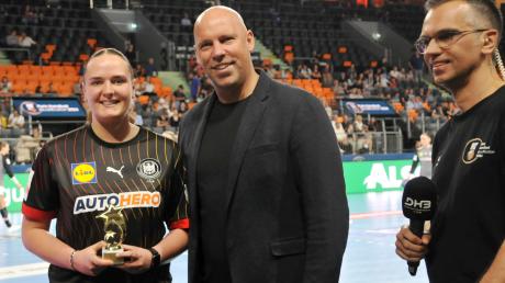 Alicia Staigmüller war mittendrin: Die Handballerin vom SC Vöhringen bekam am Rande der Olympia-Quali von DHB-Sportvorstand Axel Kromer (Mitte) den „Sportstar“ unserer Redaktion überreicht.