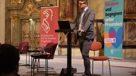Generationenforscher Rüdiger Maas hielt einen Vortrag beim ersten Zukunftsforum des Gymnasiums bei St. Stephan. 