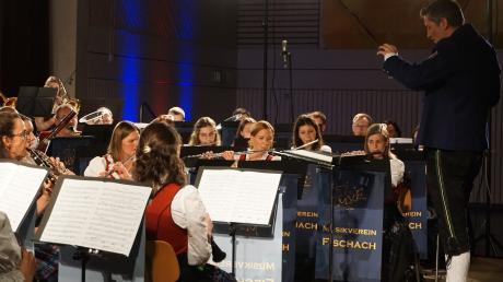 Patrick Egge führt das Große Blasorchester des Musikvereins Fischach.