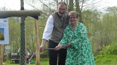 Roggenburgs Bürgermeister Mathias Stölzle und seine Frau Regine bewässern den Ginkgobaum, den ihm die Gemeinde zum 60. Geburtstag geschenkt hat.