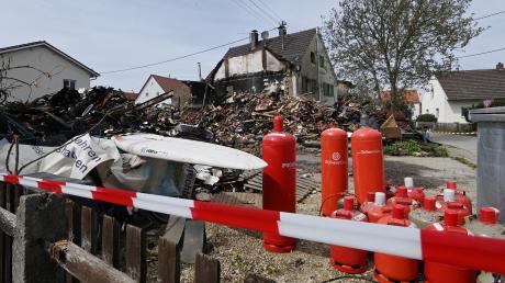 Am Tag nach dem Brand eines Hauses in Dinkelscherben-Stadel ist von dem Wohngebäude nichts mehr übrig. Am Rande des Trümmerfelds stehen Gasflaschen. Laut Zeugenberichten wurde mit dem Gas geheizt.