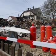 Am Tag nach dem Brand eines Hauses in Dinkelscherben-Stadel ist von dem Wohngebäude nichts mehr übrig. Am Rande des Trümmerfelds stehen Gasflaschen. Laut Zeugenberichten wurde mit dem Gas geheizt.