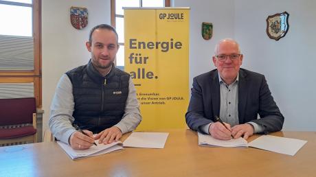 2023 unterzeichneten Felix Schwahn (links) von der Firma GP Joule und Bürgermeister Konrad Maisterl einen Vertrag zum Aufbau eines Nahwärmenetzes, heuer soll nun mit dem Bau begonnen werden.