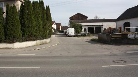 Die an der rechten Seite der Friedhofstraße
parkenden Autos sollen bald durch ein
Halteverbot verschwinden.