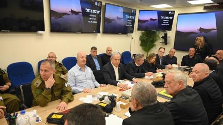 Konfrontiert mit einem direkten Angriff aus dem Iran: Dieses vom Presseamt der israelischen Regierung veröffentlichte Foto zeigt Premierminister Benjamin Netanjahu (Mitte) im Sicherheitskabinett. 
