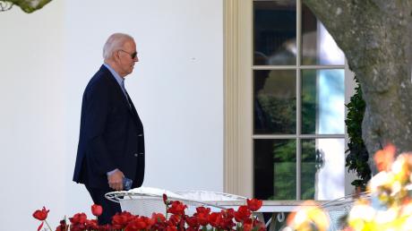 Kaum Zeit zum Atemholen, wenn Krise auf Krise folgt: US-Präsident Joe Biden geht zum Oval Office des Weißen Hauses. 