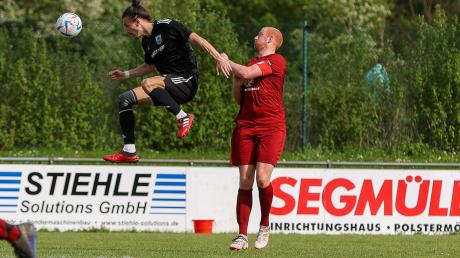 Coskun Buer vom TSV Friedberg hat in dieser Szene die Nase vorn. Der Adelzhauser Dominik Müller hatte mit seinem  Team aber das Spiel im Griff und siegte mit 4:0 