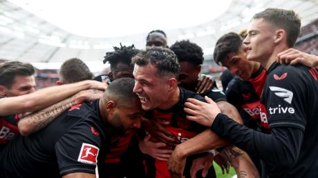 Die Spieler von Leverkusen feiern: Mit einem 5:0 machen sie gegen Werder Bremen die Meisterschaft klar.