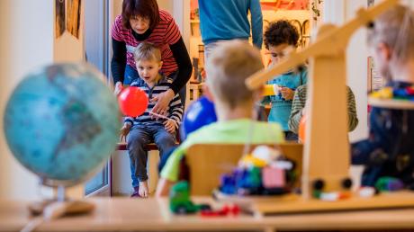 Die Kinderbetreuung wird immer teurer – auch im Landkreis Günzburg.