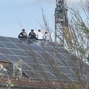 Jugendliche kletterten auf das Dach der Grundschule in Krumbach. Unser Bild mit den vier auf dem First befindlichen Personen stammt von 17.45 Uhr.