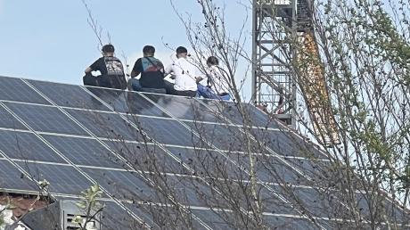 Jugendliche kletterten auf das Dach der Grundschule in Krumbach. Unser Bild mit den vier auf dem First befindlichen Personen stammt von 17.45 Uhr.