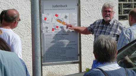 Bei der Dorfführung im Rahmen der Rieser Kulturtage erläuterte Wolfgang Doesel die Lage der Synagoge und Judenschule am Judenbuck in Ederheim.