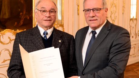 Erich Dehler hatte 2017 aus der Hand von Johannes Hintersberger (rechts) das Ehrenzeichen des Bayerischen Ministerpräsidenten erhalten. Nun ist der Neusässer Dehler im Alter von 85 Jahren gestorben.