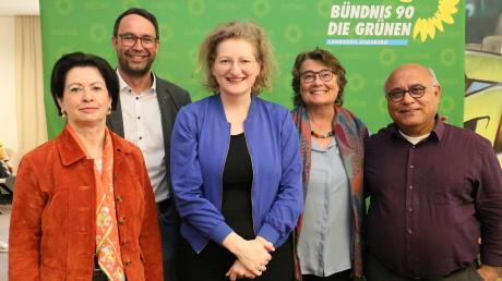 Die Landkreis-Grünen ziehen hinsichtlich der anstehenden Europawahl mit Landrat Martin Sailer (CSU) an einem Strang (von links): Barbara Lochbihler, Max Deisenhofer, Andie Wörle, Silvia Daßler und Cemal Bozoğlu.
