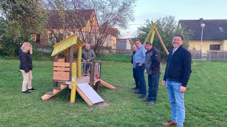 Bürgermeister Andreas Bruckmeier (rechts) und Mitglieder des Gemeinderats freuen sich über die neuen Spielgeräte in Forheim.