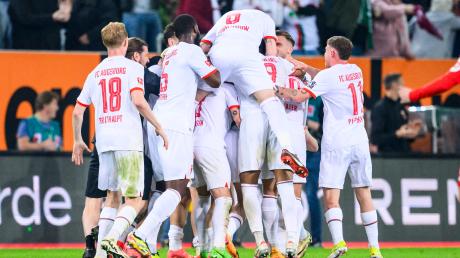 Grund zu Jubeln hatten die Spieler des FC Augsburg in den vergangenen Wochen reichlich. 