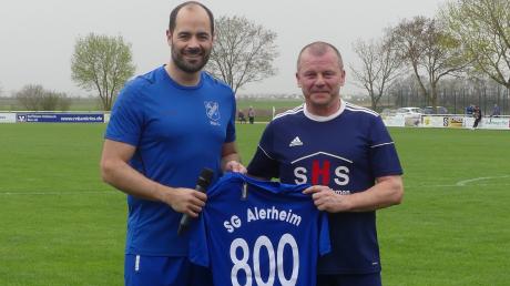 Abteilungsleiter Lars Rau (links) gratuliert Heiko Wende zu 800 Spielen im Trikot der SG Alerheim.