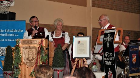 Theo Keller (links) ehrte Reinhard Reichherzer (rechts) für sein langjähriges Engagement. Centa Theobald betonte den Wert der Kapellen für die Dörfern.