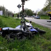 Eine 23-jährige Sozia wurde bei einem Unfall bei Holzheim-Neuhausen schwer verletzt. 