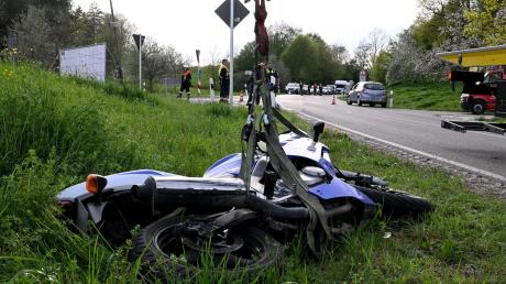 Eine 23-jährige Sozia wurde bei einem Unfall bei Holzheim-Neuhausen schwer verletzt. 
