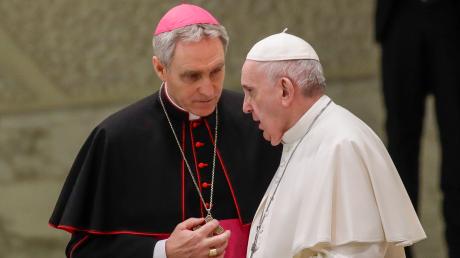 Georg Gänswein  (links) und Papst Franziskus im Jahr 2020. Damals erlitt ihr Verhältnis einen schweren Knacks.