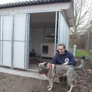 Auf der LechArche freut sich Bonita mit Tierpflegerin Joana Müller über "ihre" neue Hundebox