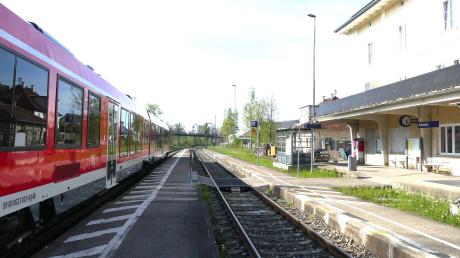 Seit 8. April behindern Reparaturarbeiten an einer Weiche in Kellmünz den Verkehr. Bahnen können anders als gewohnt nicht beide Gleise nutzen, um Zugbegegnungen zu ermöglichen.