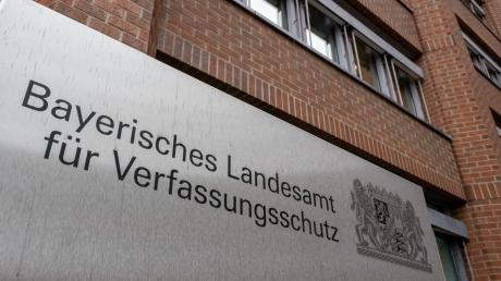 Bayerns Innenminister Joachim Herrmann (CSU) hat am Montag den Verfassungsschutzbericht für Bayern vorgestellt.