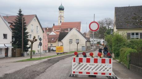 Die Pöttmeser Straße in Inchenhofen ist seit Montag wegen der Arbeiten zur Kanalsanierung gesperrt.