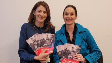Birgit Baumann (Stadt Krumbach, links) und Franziska Scheule-Walter (Heimatverein) stellten das neue Konzept für die Krumbacher Stadtführungen vor.