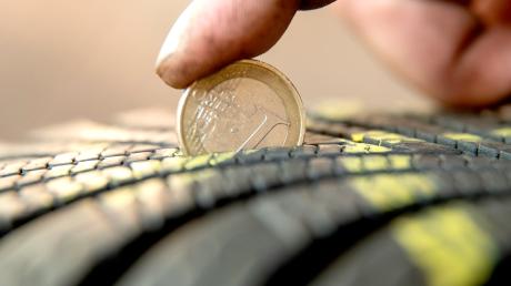 Mit einer 1-Euro-Münze lässt sich ganz leicht sehen, ob die Reifen ausgetauscht werden müssen.