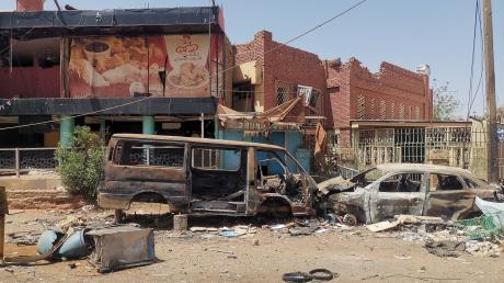 Dieses Foto zeigt einen zerstörten Markt in Omdurman, nahe der sudanesischen Hauptstadt Karthum. Wer im blutigen Bürgerkrieg die Oberhand behält, scheint völlig offen zu sein.  