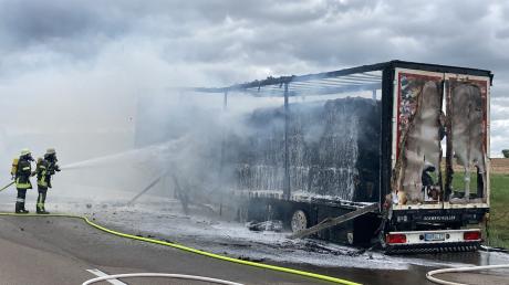 Auf der B25 vor Donauwörth steht ein Lastwagen in Flammen. Die Straße ist deshalb gesperrt.