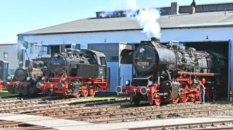 Im Mai findet das dritte Eisenbahnfest in Nördlingen statt. Hier haben Besucher die Möglichkeit, den Mitarbeitern über die Schulter zu schauen und historische Züge zu bestaunen.