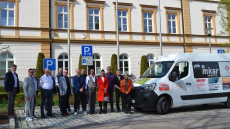 Bürgermeister Martin Brenner (links) und die Sponsoren bei der Vorstellung des neuen Kleinbusses, der künftig einen reservierten Standplatz in der Nähe des Burgauer Rathauses hat.