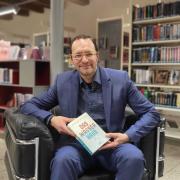 Dr. Reinhard Schultzes hat das Buch "Das Wasserhaus" geschrieben. Zur Lesung in der Stadtbibliothek kam allerdings niemand.