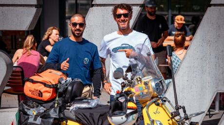 Bei seinem Besuch beim SIP Scootershop in Landsberg traf Fahad Almutawa (links) auf CEO Ralf Jodl.