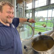 Florian Linder aus Rohrenfels, 43 Jahre, ist der Braumeister bei Julius Bräu in Neuburg. Er braut seit gut einer Woche das Bier im neuen Sudhaus. 