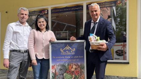 Kanok-On Strobel betreibt ein asiatisches Lebensmittelgeschäft in der Pfluggasse. Oberbürgermeister Gerhard Jauernig stattete ihr und ihrem Mann kurz nach der 
Eröffnung einen Besuch ab.