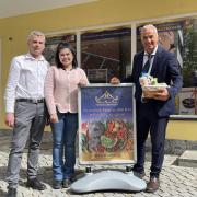 Kanok-On Strobel betreibt ein asiatisches Lebensmittelgeschäft in der Pfluggasse. Oberbürgermeister Gerhard Jauernig stattete ihr und ihrem Mann kurz nach der 
Eröffnung einen Besuch ab.