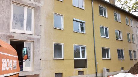 Hier wird wieder gebaut. An diesen Häuserblock werden unter anderem Wärmepumpen angebaut – für das Wohnbau-Selbsthilfewerk Donau-Ries ein Pilotprojekt.