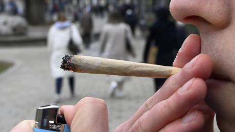 Trotz der Teil-Legalisierung hat die Polizei in Augsburg schon mehrere Verstöße gegen das seit Kurzem geltende Cannabis-Gesetz festgestellt. Oft sind Minderjährige beteiligt.