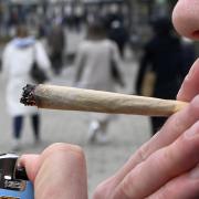 Trotz der Teil-Legalisierung hat die Polizei in Augsburg schon mehrere Verstöße gegen das seit Kurzem geltende Cannabis-Gesetz festgestellt. Oft sind Minderjährige beteiligt.