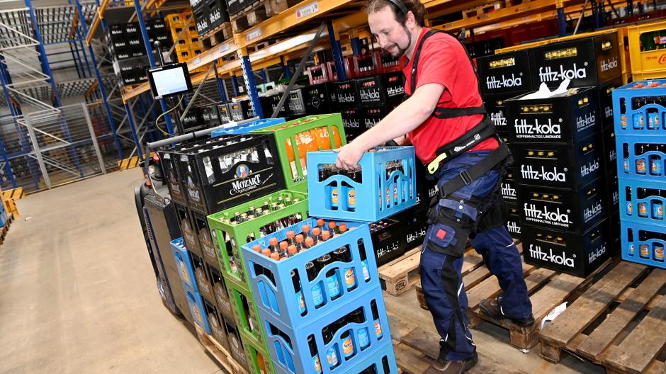 Bis zu 2400 Bierkisten wuchtet ein Kommissionierer im Riegele-Logistikzentrum auf Paletten.