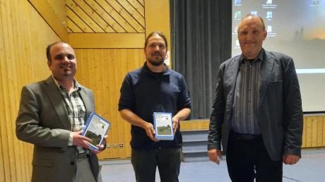 Gerhard Beck (rechts) bedankte sich bei seinen Referenten-Kollegen Dr. Roland Linck (links) und Matthias Tschuch auch mit einem Dokumentationsband der letzten Rieser Kulturtage.