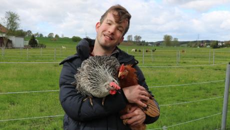 In der Familie Lapperger kümmert sich insbesondere Sohn Timo Lapperger um die Hühner. Hier ist er mit zwei der Tiere zu sehen.