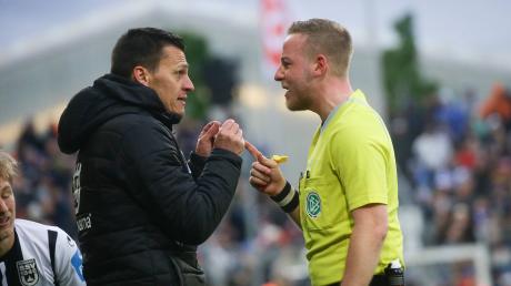Spiele zwischen den Kickers und Ulm sind einfach immer Aufreger. Hier diskutiert der Ulmer Trainer Thomas Wörle mit Schiedsrichter Lars Erbst.