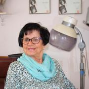 Normalerweise sitzen dort ihre Kunden. Zum 90. Geburtstag hat Elisabeth Reiter selbst auf dem Kundenstuhl in ihrer Frisierstube Platz genommen.