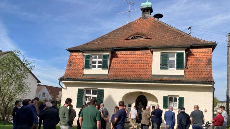 Alle reden von der „Alten Schule“: Zur Sondersitzung des Gemeinderats in Gabelbachergreut kamen viele Besucher.